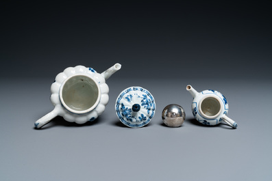 Twee Chinese blauw-witte theepotten, Kangxi/Qianlong