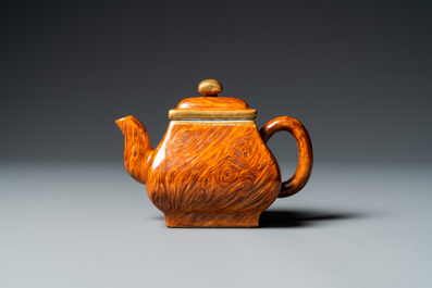 Een Chinese 'faux-bois' theepot met deksel, Qianlong merk, Republiek