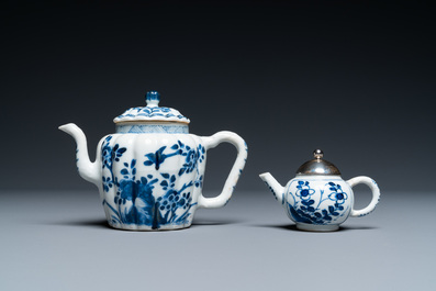 Twee Chinese blauw-witte theepotten, Kangxi/Qianlong