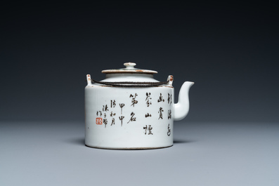 A Chinese qianjiang cai teapot and cover, 19/20th C.