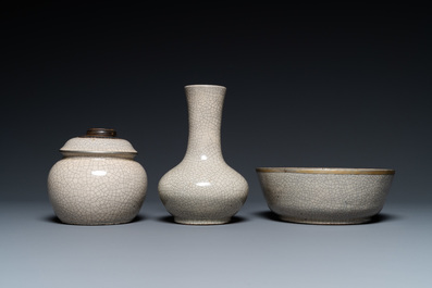 Un vase, un bol et une pipe &agrave; eau en porcelaine de Chine de type ge, 18/19&egrave;me