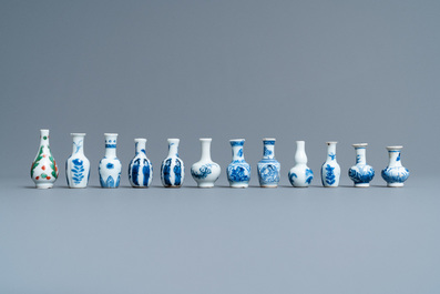 Achtendertig Chinese blauw-witte, famille rose en monochrome miniatuur vaasjes, Kangxi/Qianlong