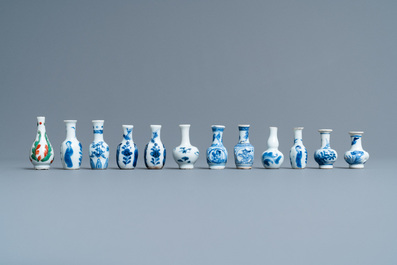 Trente-huit vases miniatures en porcelaine de Chine en bleu et blanc, famille rose et monochrome, Kangxi/Qianlong