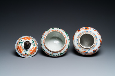 A Chinese Imari-style jar and a wucai bowl and cover, Kangxi and Transitional period