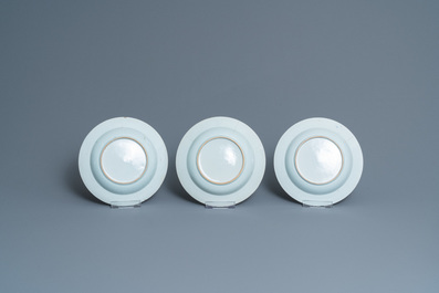 Quinze assiettes et trois plats en porcelaine de Chine en bleu et blanc, Qianlong