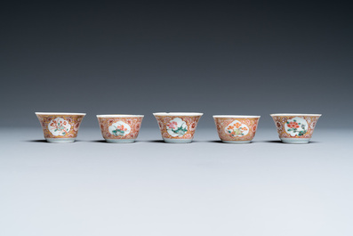 Une collection d'objets &agrave; th&eacute; en porcelaine de Chine famille rose, Yongzheng/Qianlong