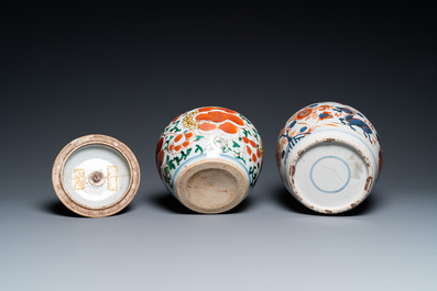 A Chinese Imari-style jar and a wucai bowl and cover, Kangxi and Transitional period