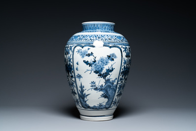 Een Japanse blauw-witte Arita vaas met een tijger, Edo, 17e eeuw
