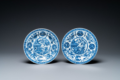 Cinq assiettes en porcelaine de Chine en bleu et blanc &agrave; d&eacute;cor de gar&ccedil;ons, Kangxi