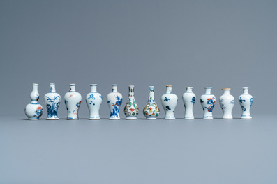 Achtendertig Chinese blauw-witte, famille rose en monochrome miniatuur vaasjes, Kangxi/Qianlong