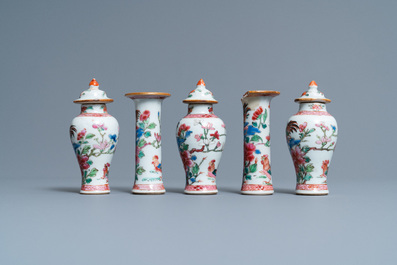 Trente-huit vases miniatures en porcelaine de Chine en bleu et blanc, famille rose et monochrome, Kangxi/Qianlong
