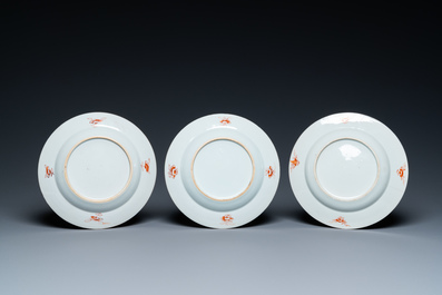 Trois assiettes en porcelaine de Chine en rouge de fer et dor&eacute; &agrave; d&eacute;cor de grenades, Yongzheng