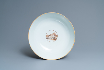 Un grand bol &agrave; punch et son plat en porcelaine de Chine famille rose d'exportation, Qianlong