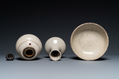 Un vase, un bol et une pipe &agrave; eau en porcelaine de Chine de type ge, 18/19&egrave;me