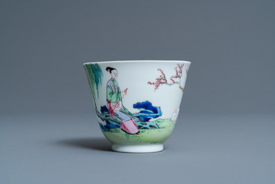 Une tasse et soucoupe en porcelaine de Chine famille rose, Yongzheng