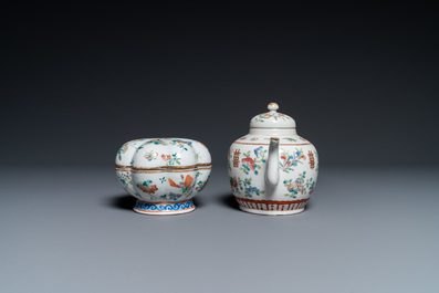 Sept soucoupes, une th&eacute;i&egrave;re et une bo&icirc;te couverte en porcelaine de Chine famille rose, 19&egrave;me