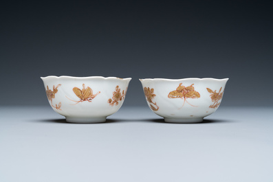 Trois soucoupes et deux tasses en porcelaine de Chine en rouge de fer et dor&eacute; &agrave; d&eacute;cor de papillons, Yongzheng