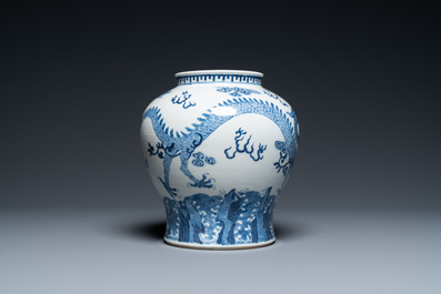 Un vase en porcelaine de Chine en bleu et blanc &agrave; d&eacute;cor de d'un dragon, 19&egrave;me