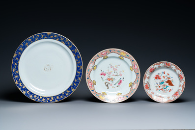 Six assiettes en porcelaine de Chine en bleu et blanc et famille rose et un bol en famille verte, Kangxi/Qianlong