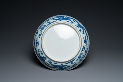 Un plat en porcelaine de Chine en bleu et blanc &agrave; d&eacute;cor d'un dragon, Qianlong