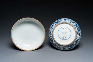 Une bo&icirc;te couverte en porcelaine de Chine en bleu et blanc &agrave; d&eacute;cor des 'cent gar&ccedil;ons', marque et &eacute;poque de Wanli