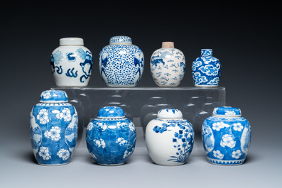 Quatorze vases en porcelaine de Chine en bleu et blanc, 18/20e eeuw