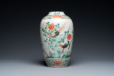 Un vase en porcelaine de Chine famille verte &agrave; d&eacute;cor de faisans, Kangxi