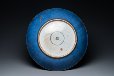 Een grote Chinese poederblauwe schotel met verguld decor, Kangxi