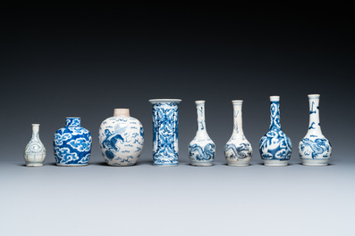 Quatorze vases en porcelaine de Chine en bleu et blanc, 18/20e eeuw