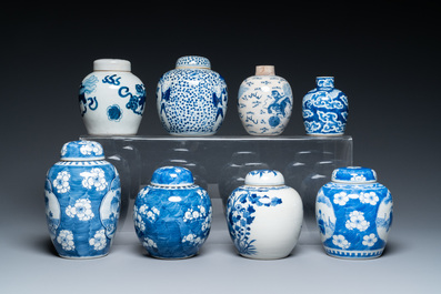 Quatorze vases en porcelaine de Chine en bleu et blanc, 18/20e eeuw