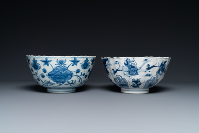 Deux bols en porcelaine de Chine en bleu et blanc, Kangxi et Wanli