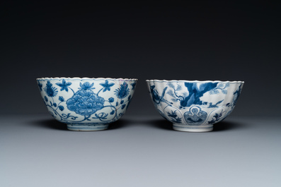 Twee Chinese blauw-witte kommen, Kangxi en Wanli