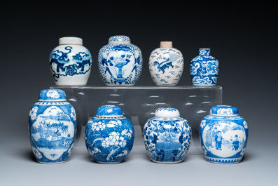 Quatorze vases en porcelaine de Chine en bleu et blanc, 18/20e eeuw