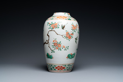 Un vase en porcelaine de Chine famille verte &agrave; d&eacute;cor de faisans, Kangxi