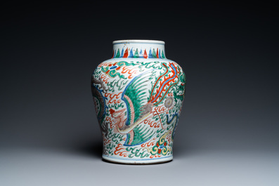 Un vase en porcelaine de Chine wucai &agrave; d&eacute;cor de dragons, &eacute;poque Transition