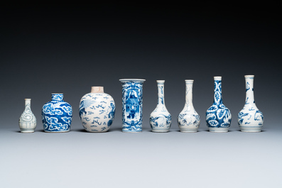 Quatorze vases en porcelaine de Chine en bleu et blanc, 18/20e eeuw