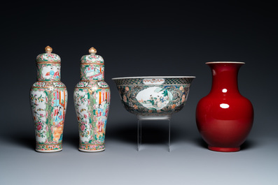 Trois vases, un bol et un plat en porcelaine de Chine, 19/20&egrave;me