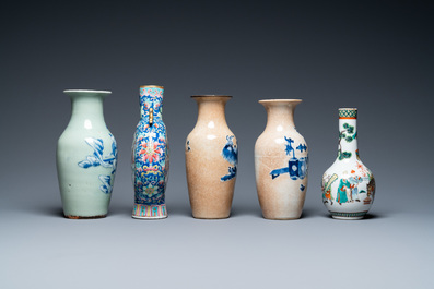 Six vases et une bo&icirc;te couverte en porcelaine de Chine, 19/20&egrave;me