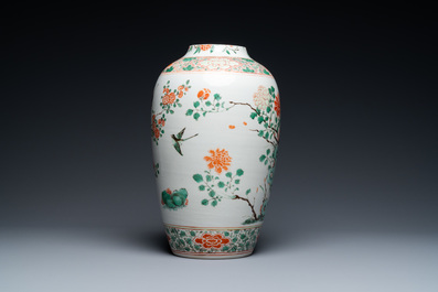 Un vase en porcelaine de Chine famille verte &agrave; d&eacute;cor de faisans, Kangxi