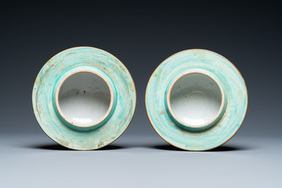Une paire de vases couverts en porcelaine de Chine famille rose &agrave; d&eacute;cor d'un dragon et d'un ph&eacute;nix, 19&egrave;me