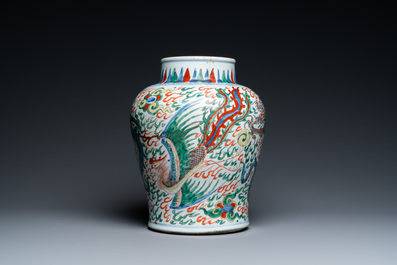 Un vase en porcelaine de Chine wucai &agrave; d&eacute;cor de dragons, &eacute;poque Transition