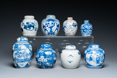 Quatorze vases en porcelaine de Chine en bleu et blanc, 18/20e eeuw