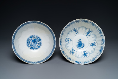 Twee Chinese blauw-witte kommen, Chenghua merk, Kangxi