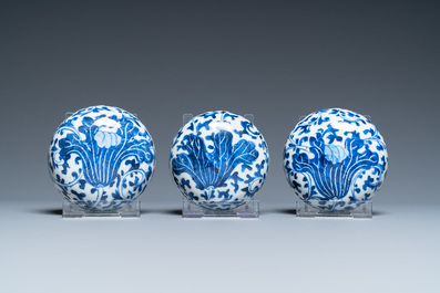 Drie Chinese blauw-witte dekselpotten met florale slingers, 19e eeuw