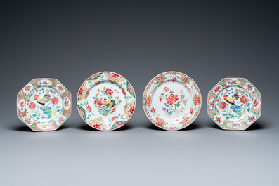 Six assiettes en porcelaine de Chine famille rose aux d&eacute;cors de coqs et de fleurs, Qianlong