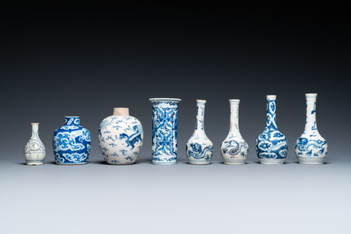 Quatorze vases en porcelaine de Chine en bleu et blanc, 18/20e eeuw