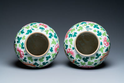 Une paire de vases couverts en porcelaine de Chine famille rose &agrave; d&eacute;cor d'un dragon et d'un ph&eacute;nix, 19&egrave;me