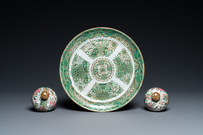 Three Chinese vases, a bowl and a dish, 19/20th C.