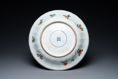 Un plat en porcelaine de Chine famille verte &agrave; d&eacute;cor d'animaux mythiques, Kangxi