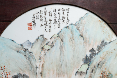 Une plaque &agrave; d&eacute;cor d'un paysage en porcelaine de Chine qianjiang cai, sign&eacute; Wang Shao Wei, 19&egrave;me